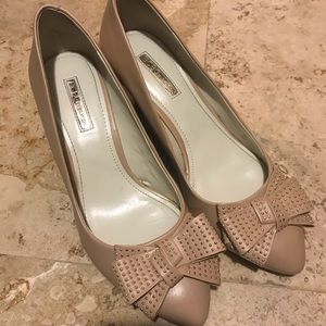 Nude wedges with bow